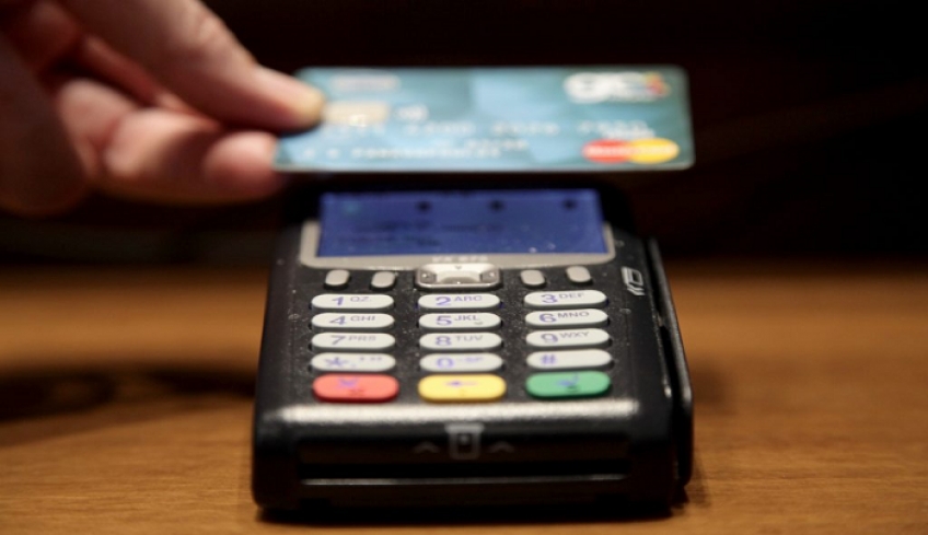 Αύξηση χρεώσεων στις συναλλαγές με κάρτες – Στους καταναλωτές το κόστος
