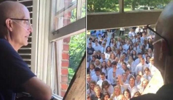 Ένα ολόκληρο σχολείο τραγουδά στο παράθυρο καθηγητή που πάσχει από καρκίνο - ΒΙΝΤΕΟ