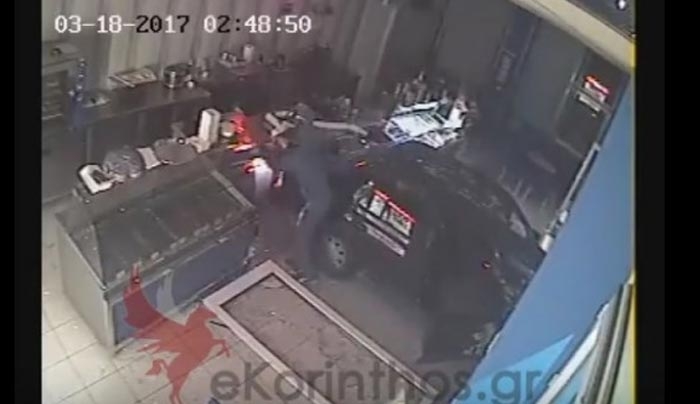 Κόρινθος: Μπούκαρε με το... αμάξι στο μαγαζί, πήρε την ταμειακή κι έφυγε – Απίστευτο βίντεο