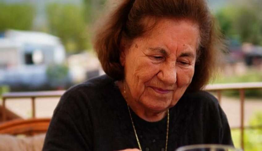 Η Ελληνίδα γιαγιά που μαγειρεύει στο TikTok θα σου κλέψει την καρδιά