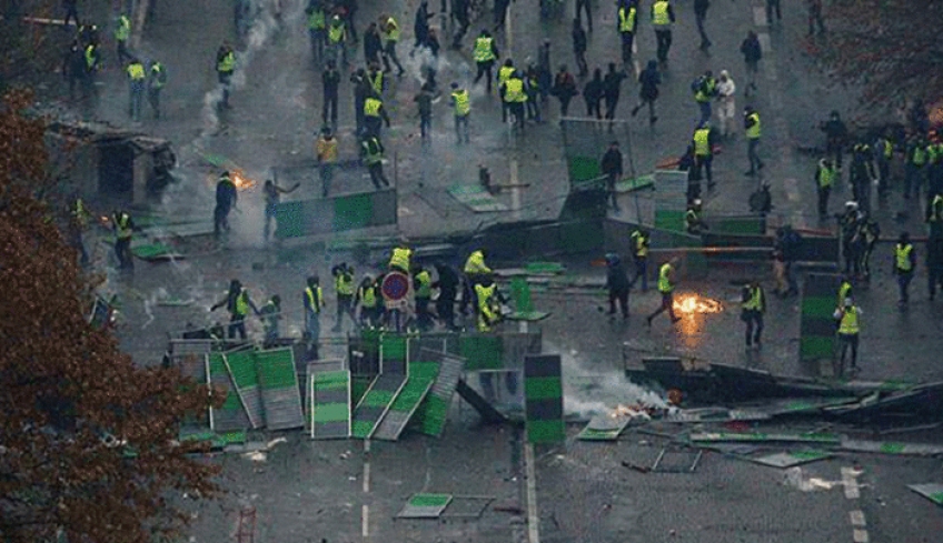 Εικόνες χάους στο Παρίσι με 100 τραυματίες – Δεν αποκλείει επιβολή κατάστασης εκτάκτου ανάγκης η κυβέρνηση