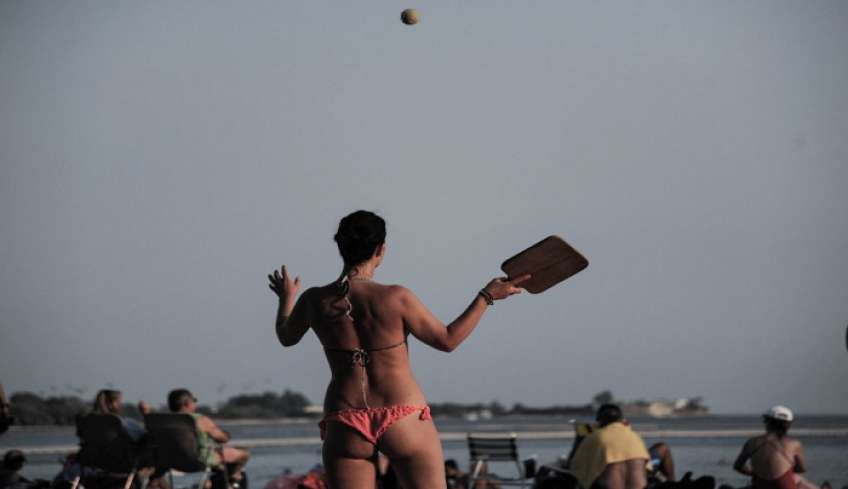 Τέλος το τάκα - τούκα σε γνωστή παραλία: «Τσουχτερό» πρόστιμο 1.000 ευρώ [Βίντεο]