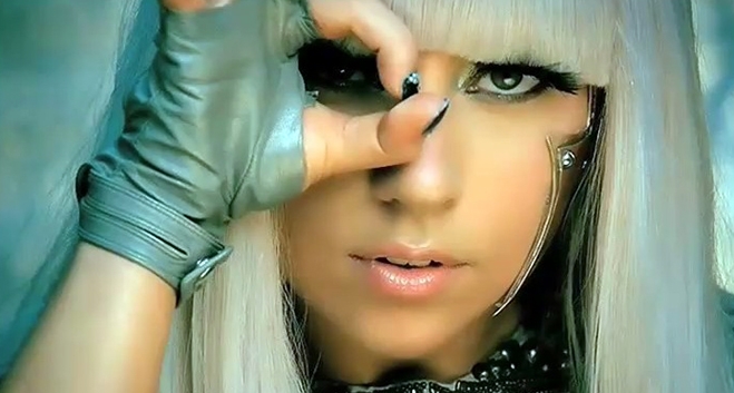Η Lady Gaga γυμνή στη μπανιέρα..