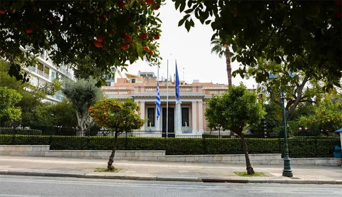 Γιατί ανεβαίνει η ΝΔ ξανά στις δημοσκοπήσεις: Πρωτοβουλίες και αυξήσεις - Στο επίκεντρο και η αξιολόγηση δημοσίων υπαλλήλων που οδηγεί στη σύγκρουση ΠΑΣΟΚ με ΣΥΡΙΖΑ