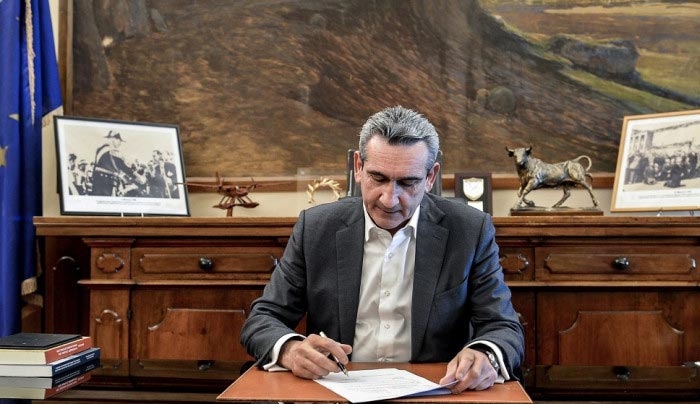 16 πυροσβεστικά οχήματα στα νησιά από την Περιφέρεια