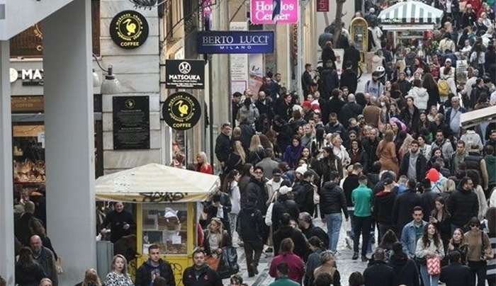 Κορυφώνεται η κίνηση στην εορταστική αγορά - Το ωράριο των καταστημάτων σήμερα