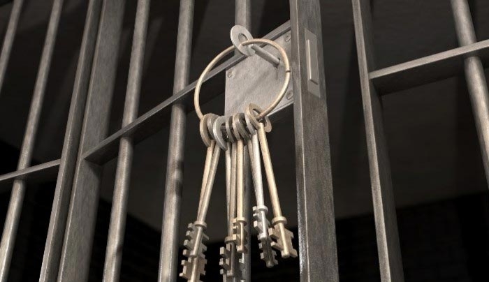 «Γυαλιά – καρφιά» τα έκαναν τρία άτομα στα κρατητήρια του ΑΤ Ρόδου!