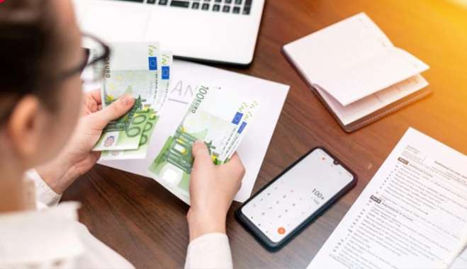 Ποιοι εργαζόμενοι θα δουν αυξήσεις στον κατώτατο μισθό τον Απρίλιο - Πώς θα «μοιραστούν»