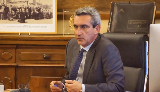 Τρία χρόνια μετά, η παράταξη Μαχαιρίδη βγαίνει από την αφωνία και την παθητικότητα του θεατή,  για να υπερασπιστεί το “ιερό δικαίωμα” της συνεργάτιδάς του στην πρόκληση και την ασυδοσία