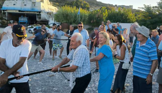 Ζωντάνεψε η παράδοση με το τράβηγμα της τράτας στη «Γιορτή Ψαριού» στο λιμάνι της Κεφάλου