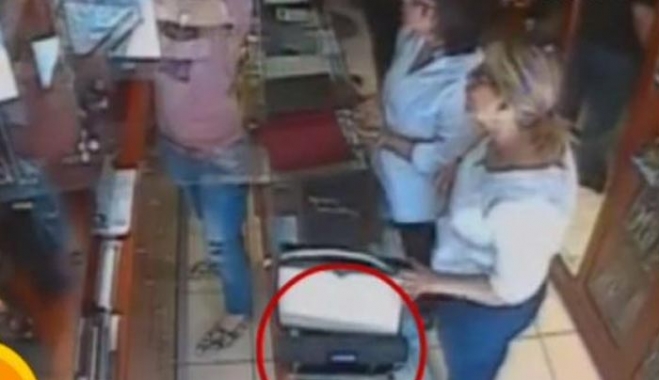 Η κάμερα ασφαλείας «συνέλαβε» τις λησταρχίνες να κλέβουν κοσμήματα - ΒΙΝΤΕΟ