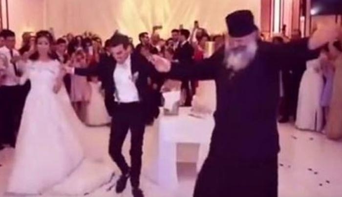 Ο παπάς ξεσήκωσε τους πάντες σε ελληνικό γάμο στο Μπέρμιγχαμ - ΒΙΝΤΕΟ
