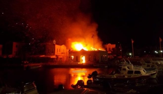 Στις φλόγες παραδόθηκε το τελωνείο της Σύμης από περίεργη πυρκαγιά