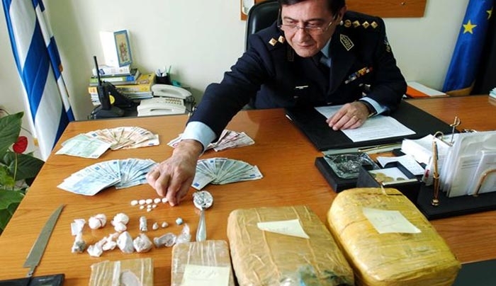 Την εμπλοκή αστυνομικών στο μεγάλο κύκλωμα διακίνησης ναρκωτικών και λαθρομεταναστών ερευνά η ΕΛΑΣ