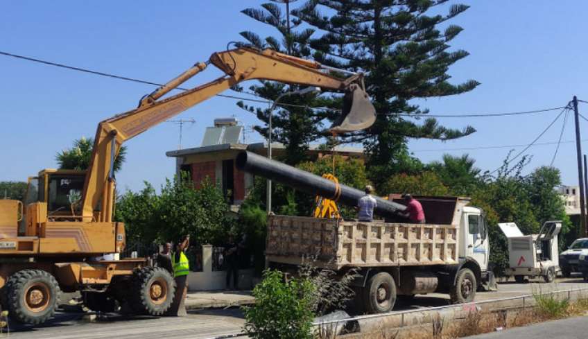 Αποκαταστάθηκε η ζημιά στον κεντρικό αγωγό ύδρευσης Φ500 στην περιοχή του Πλατανίου, από την ΔΕΥΑΚ