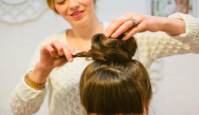 Τwisted Bun: Το πιο απλό και κομψό updo της σεζόν, θα σου λύσει τα χέρια!