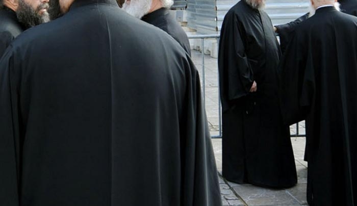 Απίστευτο: Παπάς πυροβόλησε και σκότωσε σκύλους μπροστά στα μάτια παιδιών!