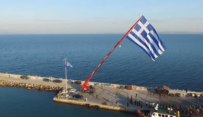 Βίντεο: Ο Μητροπολίτης Χίου ευχήθηκε για την 25η Μαρτίου με... Μελίνα Ασλανίδου