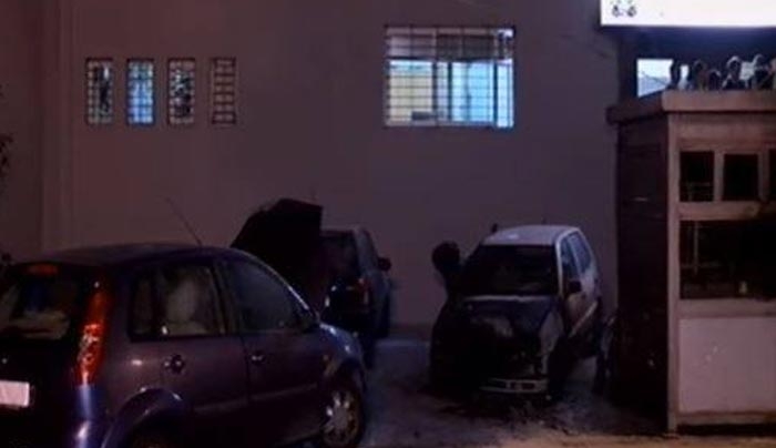 Επίθεση με μολότοφ στο Αστυνομικό Τμήμα Πεύκης - ΒΙΝΤΕΟ