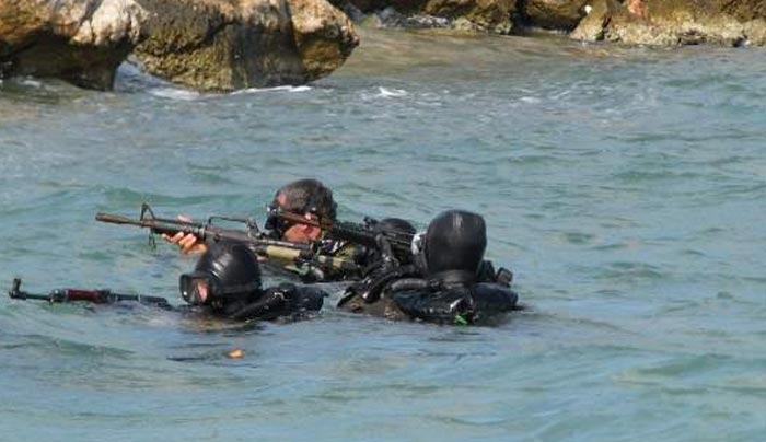 Ελληνες και Τσέχοι βατραχάνθρωποι δείχνουν πώς γίνεται η κατάληψη ενός νησιού [εικόνες]