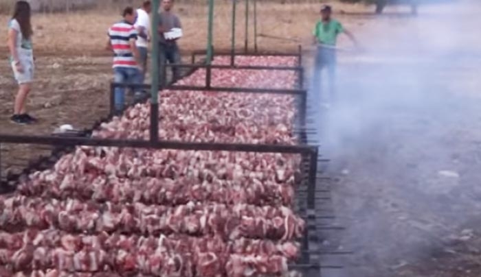 Ρεκόρ για Γκίνες: Η μεγαλύτερη ψησταριά στον κόσμο είναι… ελληνική [Βίντεο]