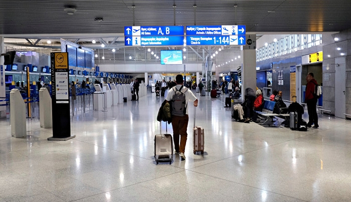 Συναγερμός για τα 12 κρούσματα σε πτήση από Ντόχα: Αναστέλλονται οι πτήσεις από και προς το Κατάρ