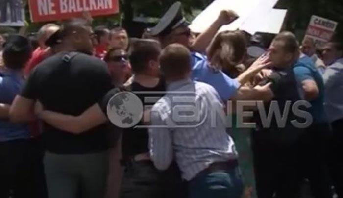 Αλβανική πρόκληση: «Θερμή υποδοχή» Κοτζιά από Τσάμηδες διαδηλωτές [βίντεο]