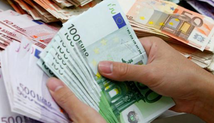 Αμερικανός οικονομολόγος: Αν φύγει η Ελλάδα από το ευρώ, το bank run θα επεκταθεί και σε άλλες χώρες