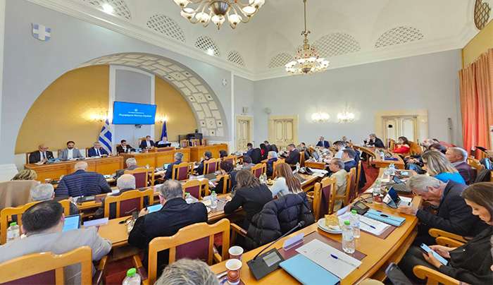 Η χρηματοδότηση του ειδικού πλάνου προβολής της Σαντορίνης και τα έργα αποκατάστασης των υποδομών σε Πάρο και Μύκονο, στο Περιφερειακό Συμβούλιο