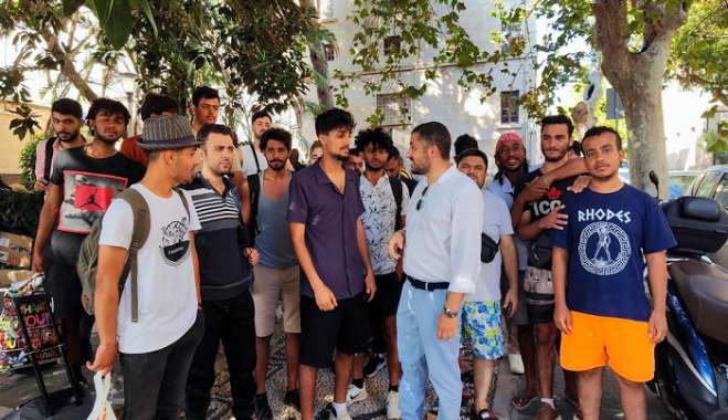 Δεκάδες μετανάστες κοιμούνται πεινασμένοι στο πάρκο του κεντρικού ταχυδρομείου Ρόδου «Θέλουμε να πάμε στις δομές της Κω και της Λέρου»