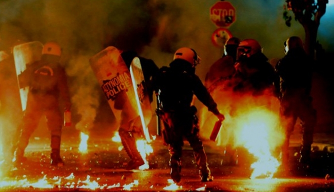 Τρία χρόνια φυλακή για τα επεισόδια στα Εξάρχεια - Πετούσε πέτρες με σφεντόνα στα ΜΑΤ