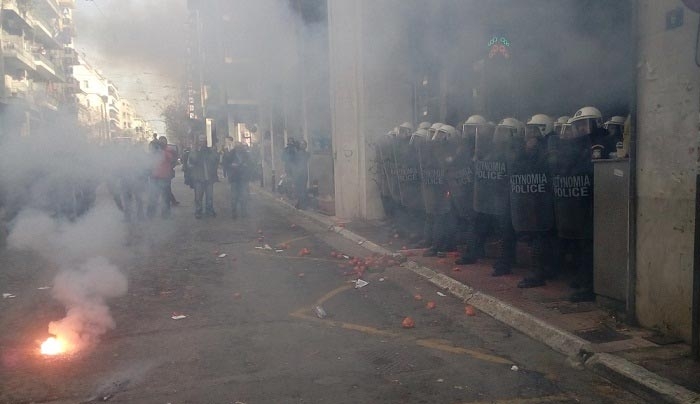 Επεισόδια με χημικά στους αγρότες - Τραγουδούσαν «Πότε θα κάνει ξαστεριά»