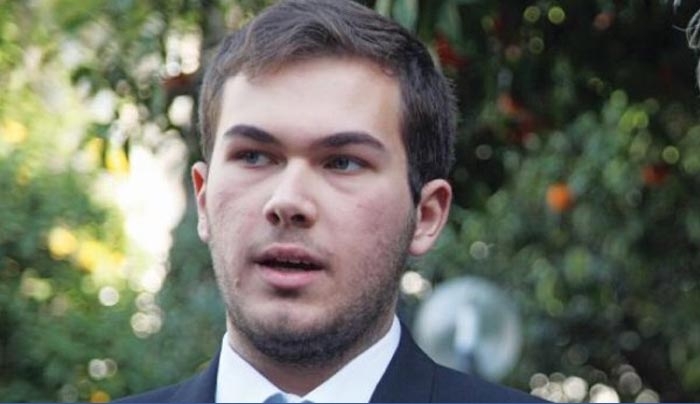 «Η στολή του πατέρα μου έχει τρύπες από σφαίρες»! Αποκάλυψη από τον υιό του ήρωα Καραθανάση