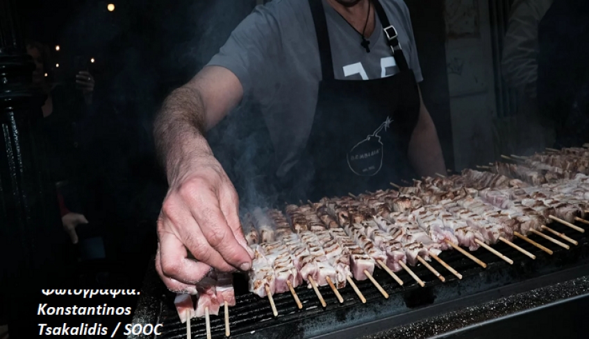 Θεσσαλονίκη: Εχουν ετοιμάσει πάνω από 1,5 εκατομμύρια σουβλάκια για την Τσικνοπέμπτη