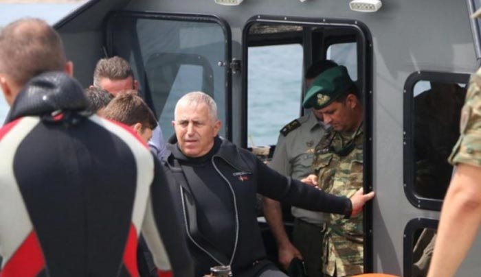 Ενεργός «βάτραχος» ο Α/ΓΕΕΘΑ – Πτώση με αλεξίπτωτο και κατάδυση - ΒΙΝΤΕΟ