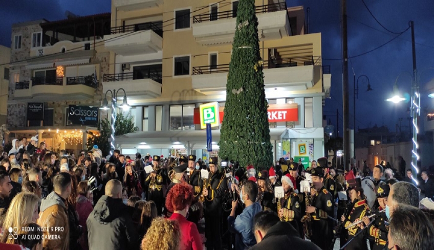 Με μεγάλη συμμετοχή κόσμου το χριστουγεννιάτικο παζάρι και το άναμμα του δέντρου στο Ζηπάρι