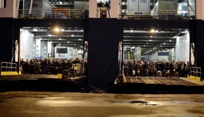 Άλλοι 580 μετανάστες στον Πειραιά - Ασφυκτικά γεμάτοι οι χώροι του ΟΛΠ, δεκάδες παιδιά με βρογχίτιδα