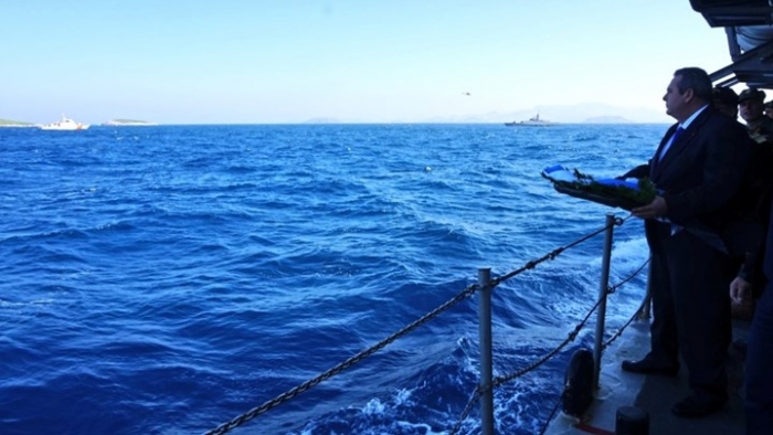 Στεφάνι στα Ίμια έριξε ο Πάνος Καμμένος - ΦΩΤΟ