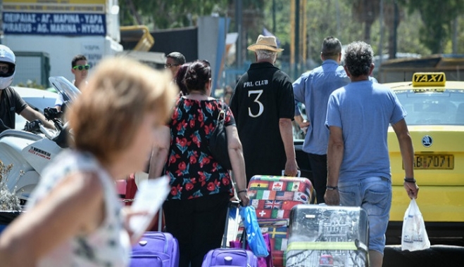 Το αδιαχώρητο στο λιμάνι του Πειραιά -Ταξιδιώτες έχασαν το πλοίο λόγω κίνησης
