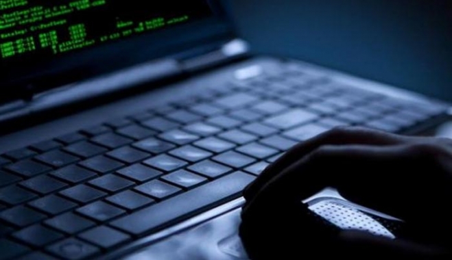 Σοκ - Χάκερ εμφάνισε μια μητέρα να προωθεί την κόρη της στην πορνεία