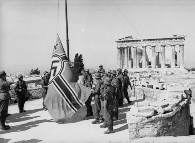 Η σημαία που κατέβασαν o Μανώλης Γλέζος και ο Λάκης Σάντας, πρώτη πράξη αντίστασης