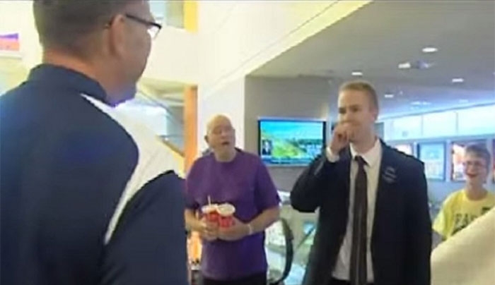 Το έκρυβε από το γιο του 2 ολόκληρα χρόνια. Όταν το ανακάλυψε, έμεινε σύξυλος.(Video)
