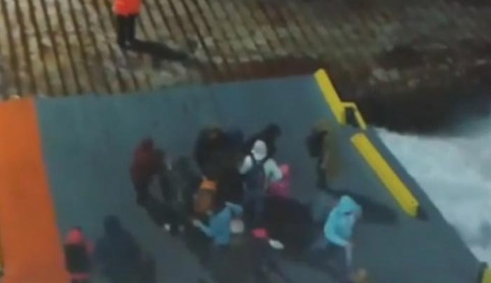 Η επεισοδιακή προσέγγιση του ''Νήσος Μύκονος'' στο λιμάνι με 9 μποφόρ - Οι επιβάτες και οι κινήσεις του καπετάνιου (Βίντεο)!