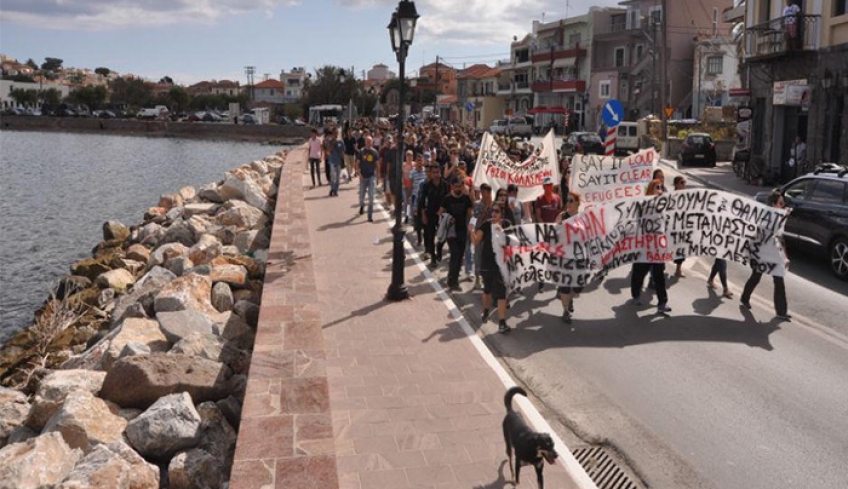 Προκλητική αφίσα στη Σάμο πριν τις κινητοποιήσεις για το προσφυγικό