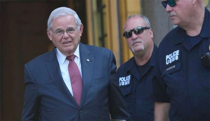Ο Μπομπ Μενέντεζ καταδικάστηκε σε 11 χρόνια φυλάκισης για διαφθορά και δωροδοκία