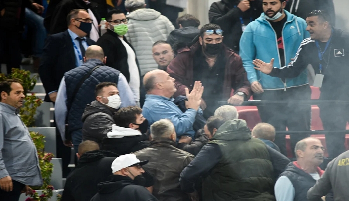 Ξύλο στο Πανθεσσαλικό σε κερκίδες και αγωνιστικό χώρο, διεκόπη το Βόλος – Άρης (εικόνες, βίντεο)