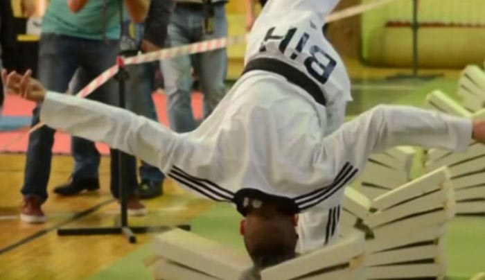 Ρεκόρ Γκίνες: 16 χρονος έσπασε με το κεφάλι του 111 τσιμεντόλιθους σε 35 δευτερόλεπτα! [vids]