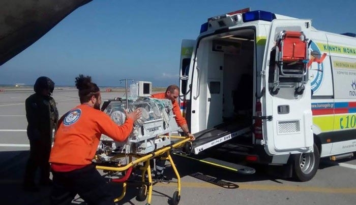 Αεροδιακομιδή νεογνού με ελικόπτερο Σινούκ από τη Ρόδο στο Ηράκλειο