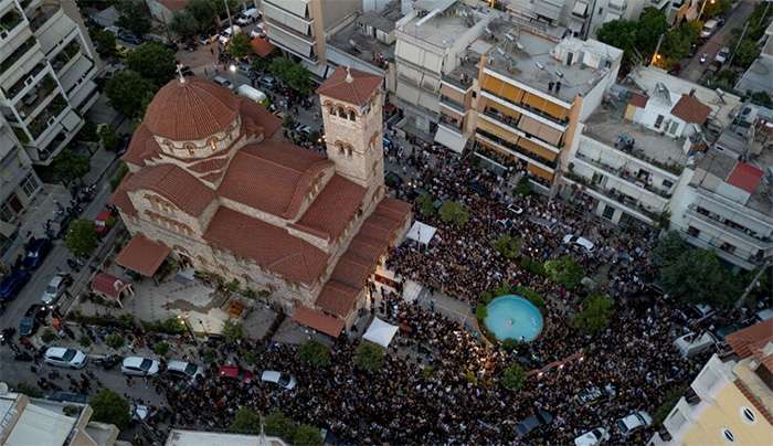 «Μας λύπεις»: Η Νίκαια ξαγρύπνησε για τον Γιώργο Μαζωνάκη – Συνεχίζεται η αγρυπνία, λαοθάλασσα στην Αγία Τριάδα