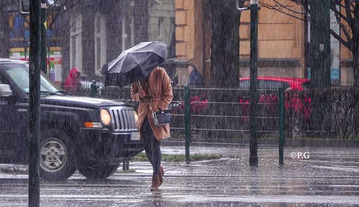 Καιρός σήμερα: Βροχοπτώσεις στα δυτικά, τα κεντρικά και τα νότια θαλάσσια - παραθαλάσσια τμήματα και κυρίως στα Δωδεκάνησα, όπου πιθανώς να εκδηλωθούν ισχυρές βροχές και καταιγίδες.